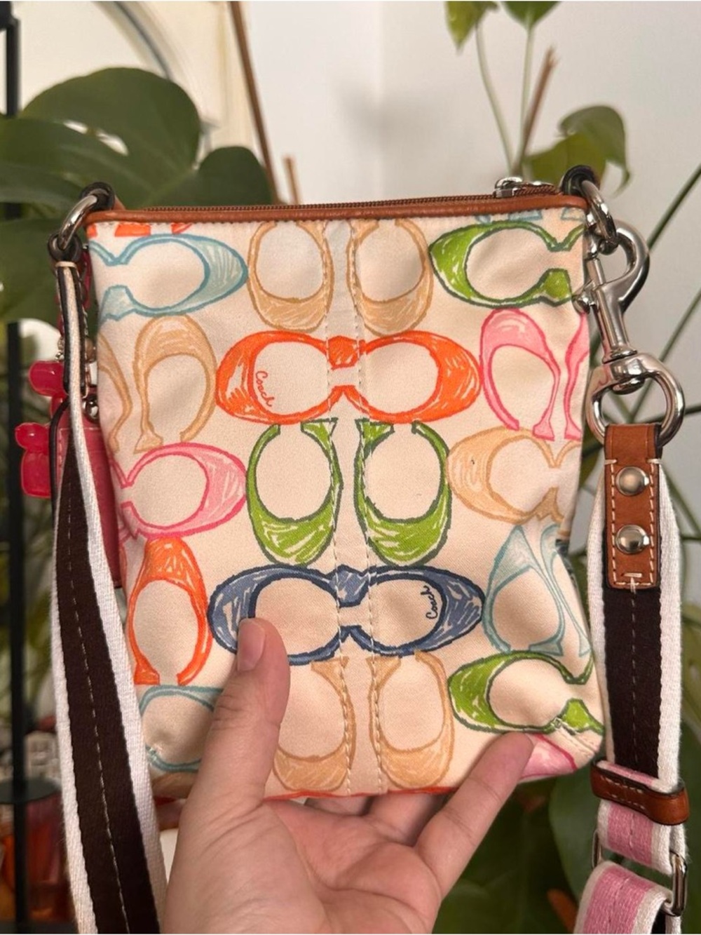 Y2k Coach Multicolor Sketch 'C' Canvas Crossbody with Pink Strap - Picture 3 of 7